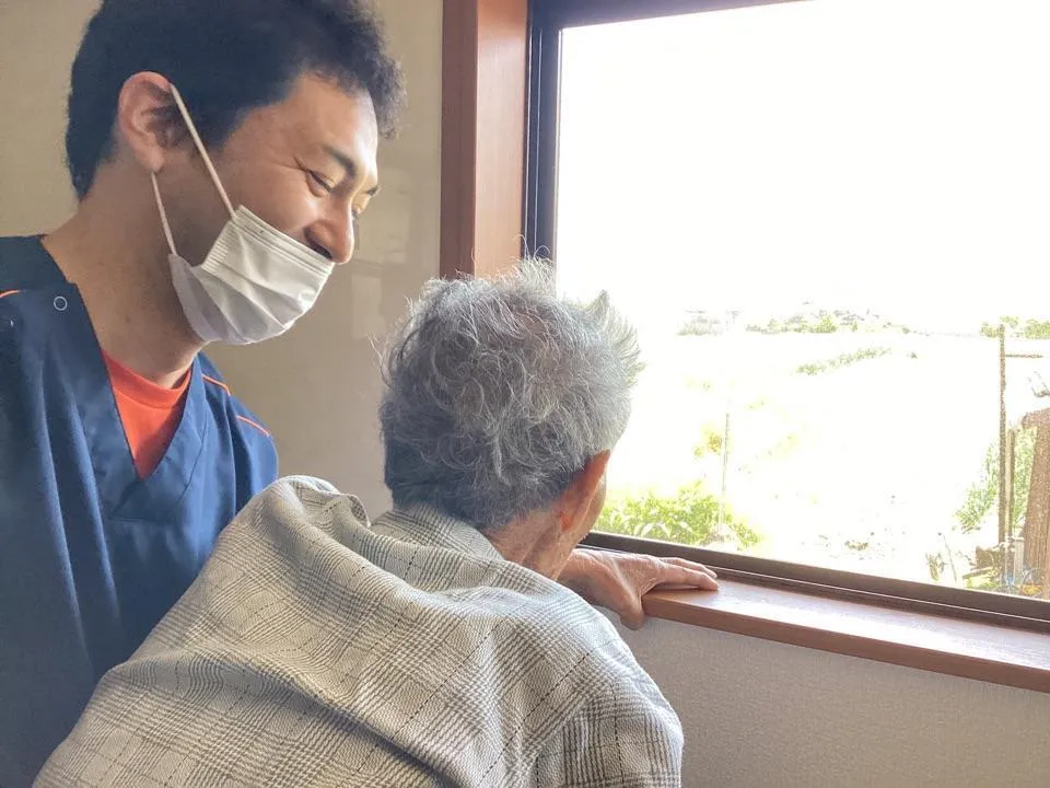 利用者様の自宅を訪問する看護師